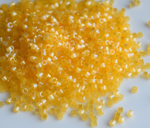 DB-1861 Бисер цилиндрический Миюки делика 11/0 /Miyuki delica 11/0 Silk Inside Dyed Light Apricot