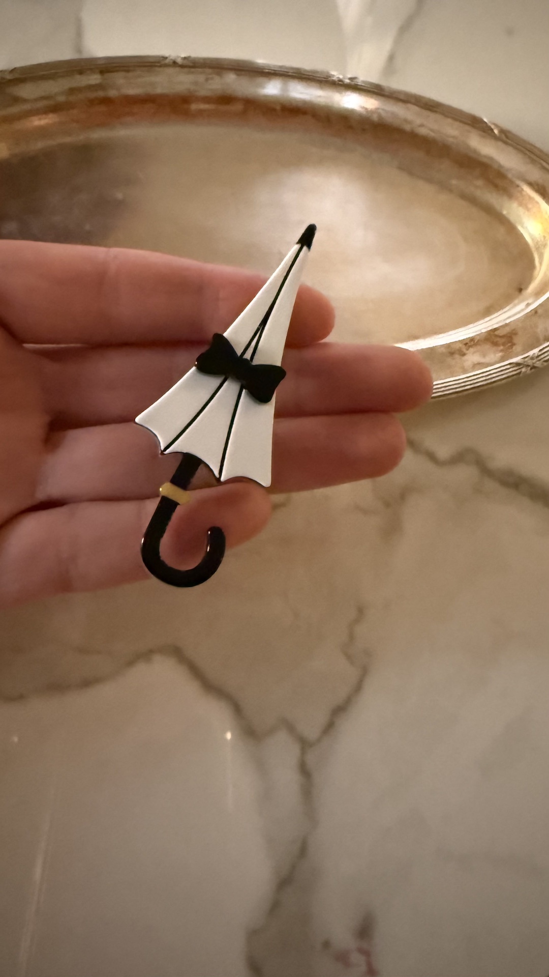 Брошь в виде зонтика