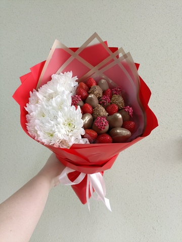 Букет из клубники в шоколаде и хризантемы