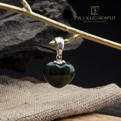Кулон "Сердечко". Зеленый нефрит, серебро.