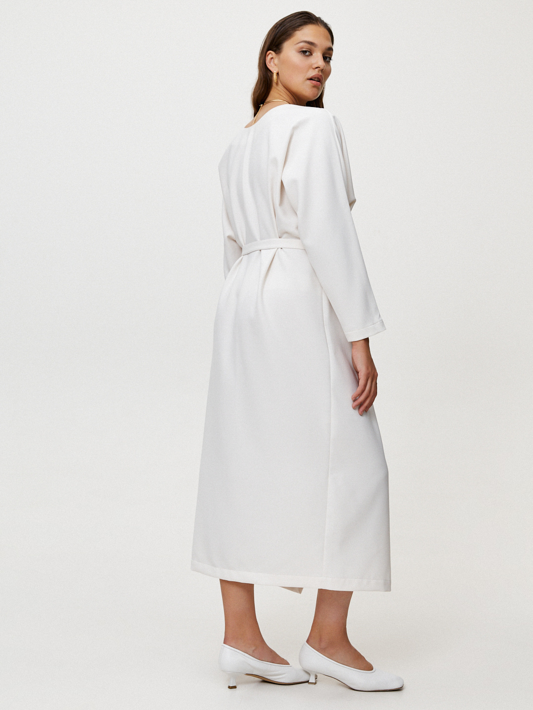 Платье на пуговицах с поясом; молочный