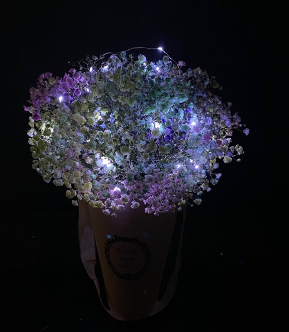 Гипсофила в высокой коробке с гирляндой