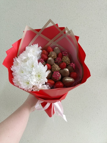 Букет из клубники в шоколаде и хризантемы