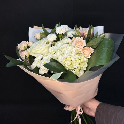 Букет из гортензии, микса роз и хризантем сантини