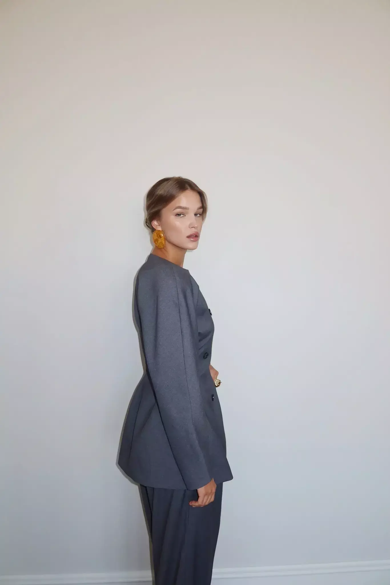 Приталенный двубортный пиджак с объемными плечами, Серый