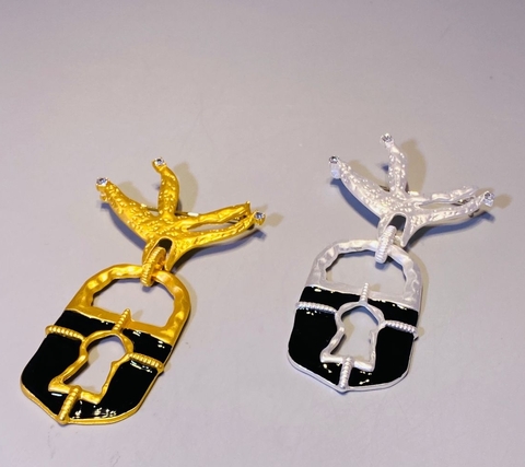 Стильная брошь Птица с замком в ключе style Schiaparelli