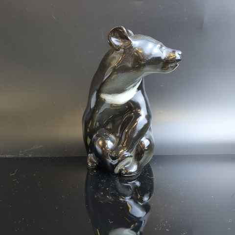 Статуэтка "Медведь гималайский", скульптор П.П. Веселов, фарфор, аэрография, Ленинградский фарфоровый завод (ЛФЗ), СССР, 1960-1990 гг.