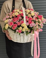 Корзина с кустовыми розами микс