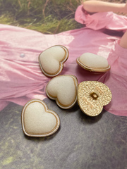 Пуговицы Сердечки бархатные молочные