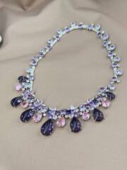 komplekt-ukrashenij-kole-sergi-s-ametistovymi-i-rozovymi-kamnyami-v-stile-bvlgary