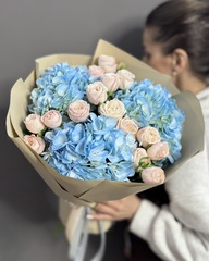 Дуо-букет с голубыми гортензиями и пионовидными розами