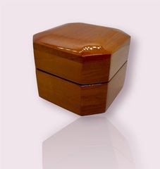 77259-podarochnyj-futlyar-korobka-s-imitaciej-pod-derevo-pod-kolco-s-podsvetkoj-chernyj-barhat