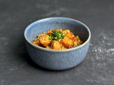 Жареный рис с лососем