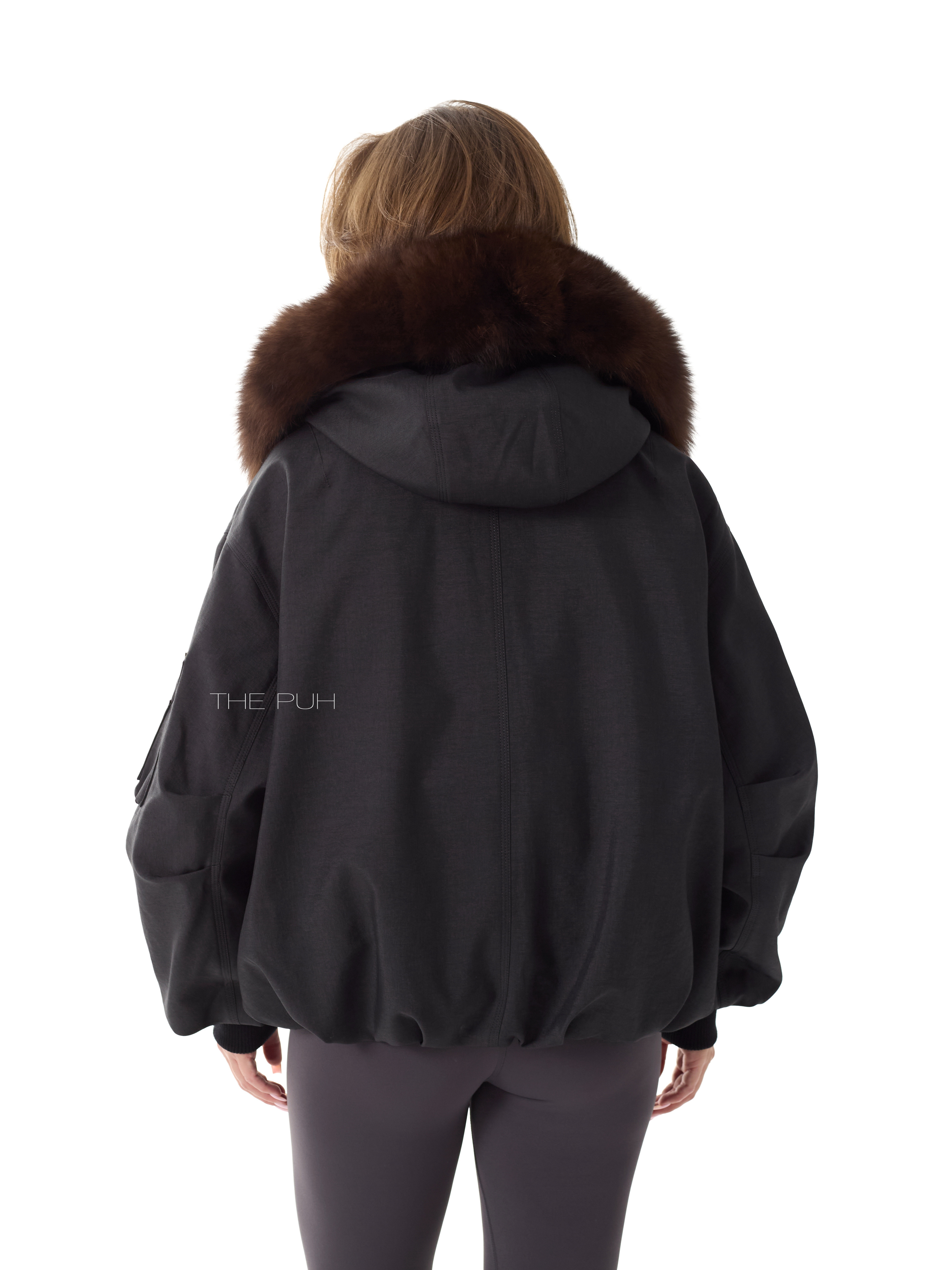 Черная пуховая парка с капюшоном и меховой оторочкой
