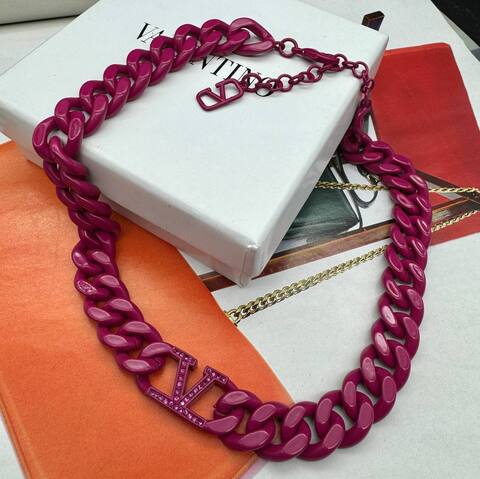 53236 - Колье-цепь крупная с подвесками лого в стиле VALENTINO розовый