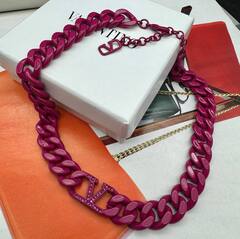 53236-kole-cep-krupnaya-s-podveskami-logo-v-stile-valentino-v-rozovom-rodazhe