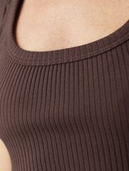 Топ из трикотажа в широкий рубчик  D43.224 (124137)