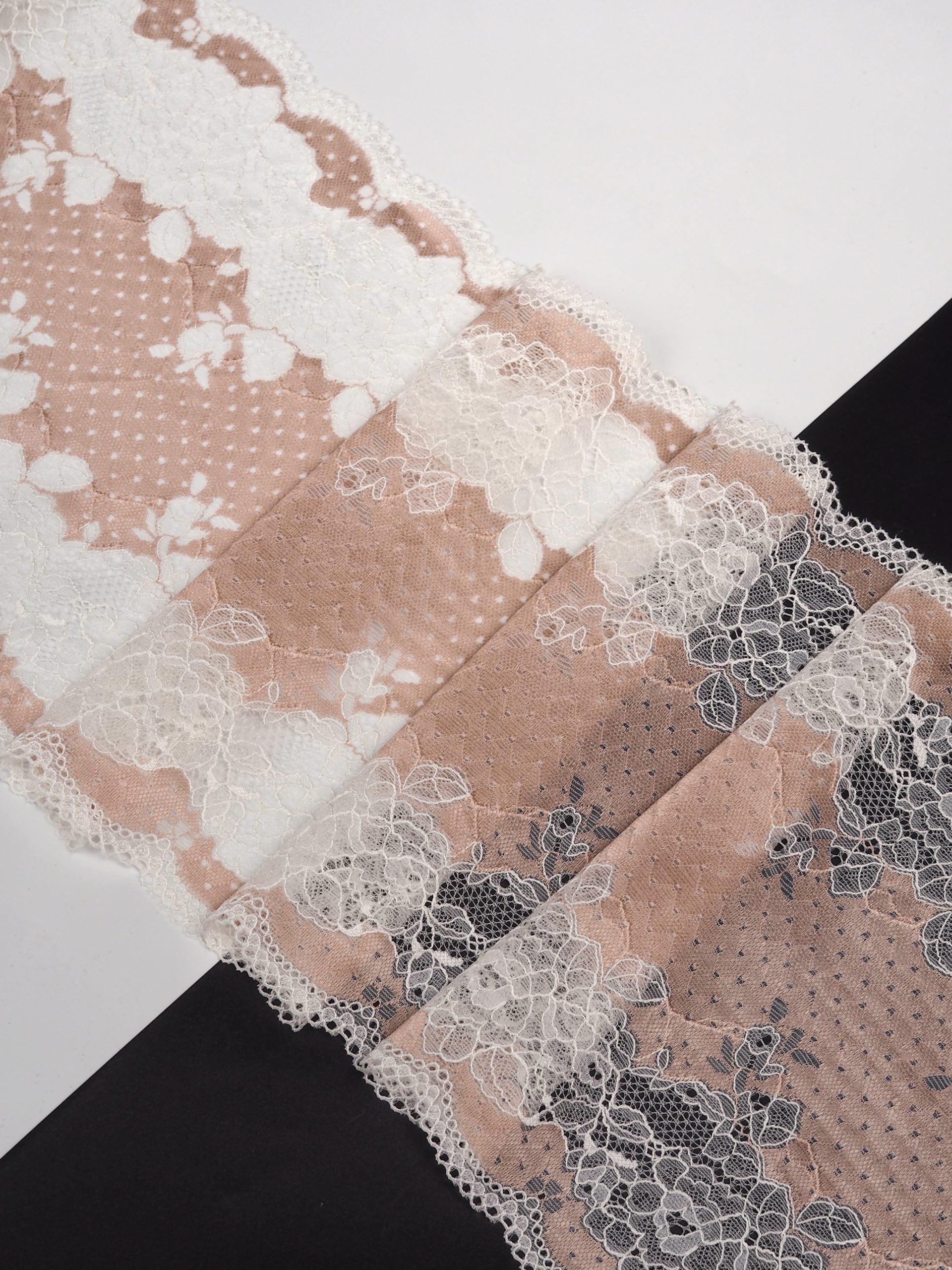 Эластичное кружево темный персик с шампанью ширина 21 см