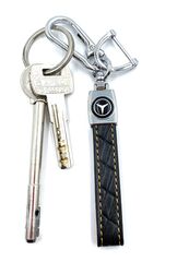 Брелок для ключей кожаный с эмблемой Mercedes с карабином (кожзам, черный цвет с желтой строчкой)