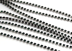 Стразовая цепочка 2 мм зеленый, родий