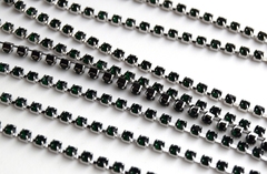 Стразовая цепочка 2 мм зеленый, родий