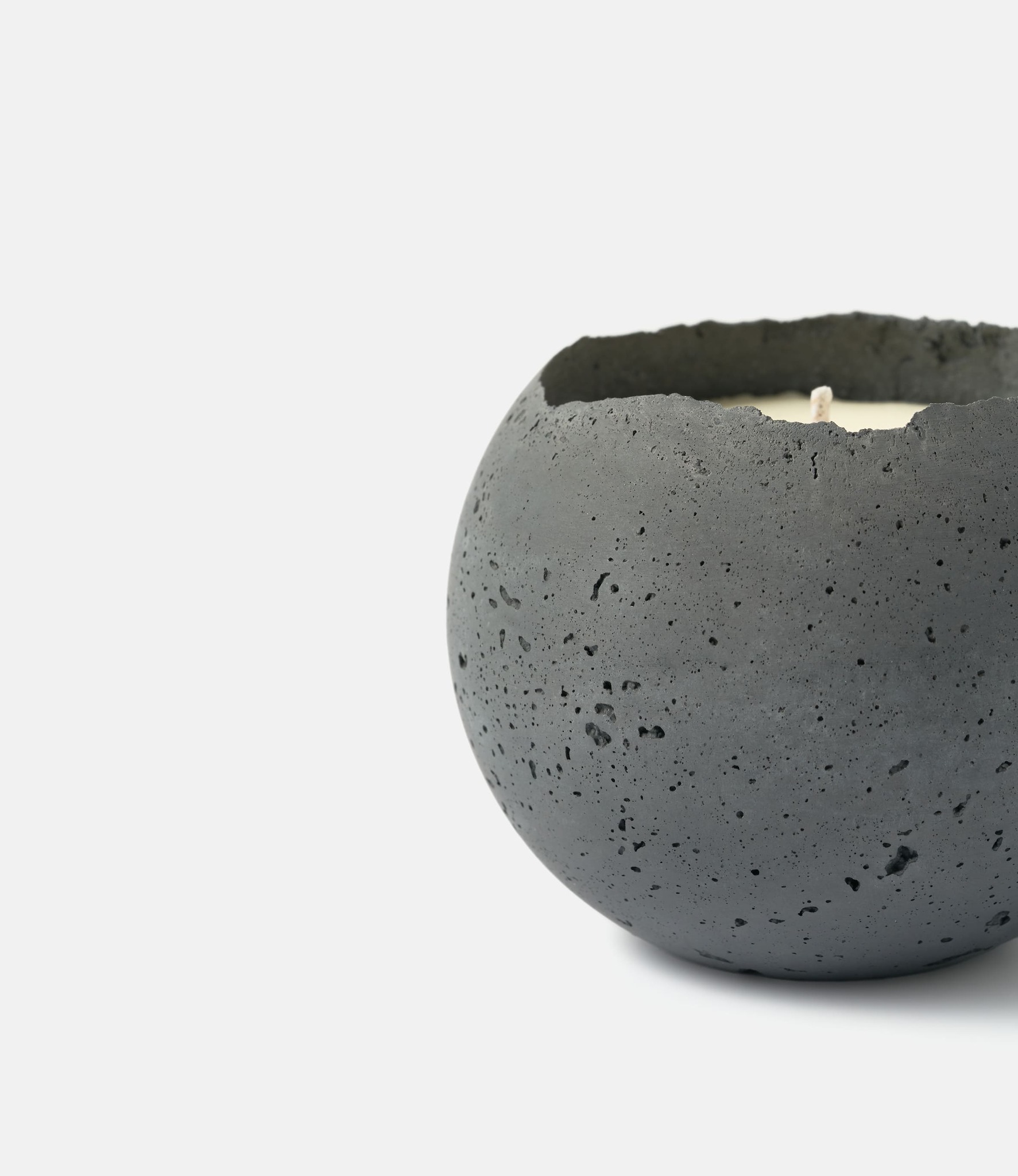 Konzuk Orbis Concrete Candle Charcoal — бетонная свеча