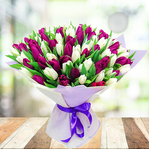 Букет из белых и фиолетовых, пурпурных тюльпанов. Купить Пермь 101шт
