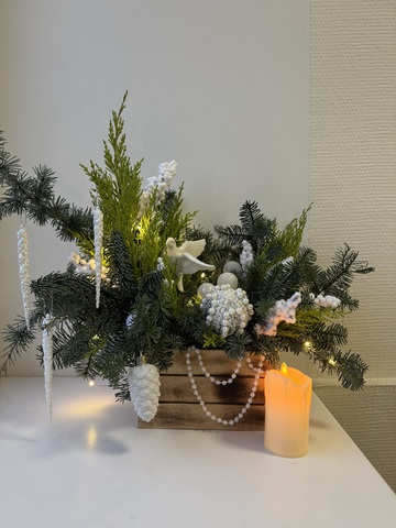 Новогодняя композиция из свежего нобилиса с новогодним декором