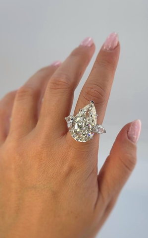 kolco-graff-iz-serebra-krupnym-kamnem-v-ogranke-grusha-shampan