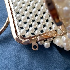 Сумочка - клатч Белая с цепью, из  жемчужин 8 мм,, круглая ручка, золотая фурнитура, 18,5*13 см.