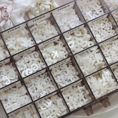 Буква M перламутр, 10 мм, 1 шт, П661