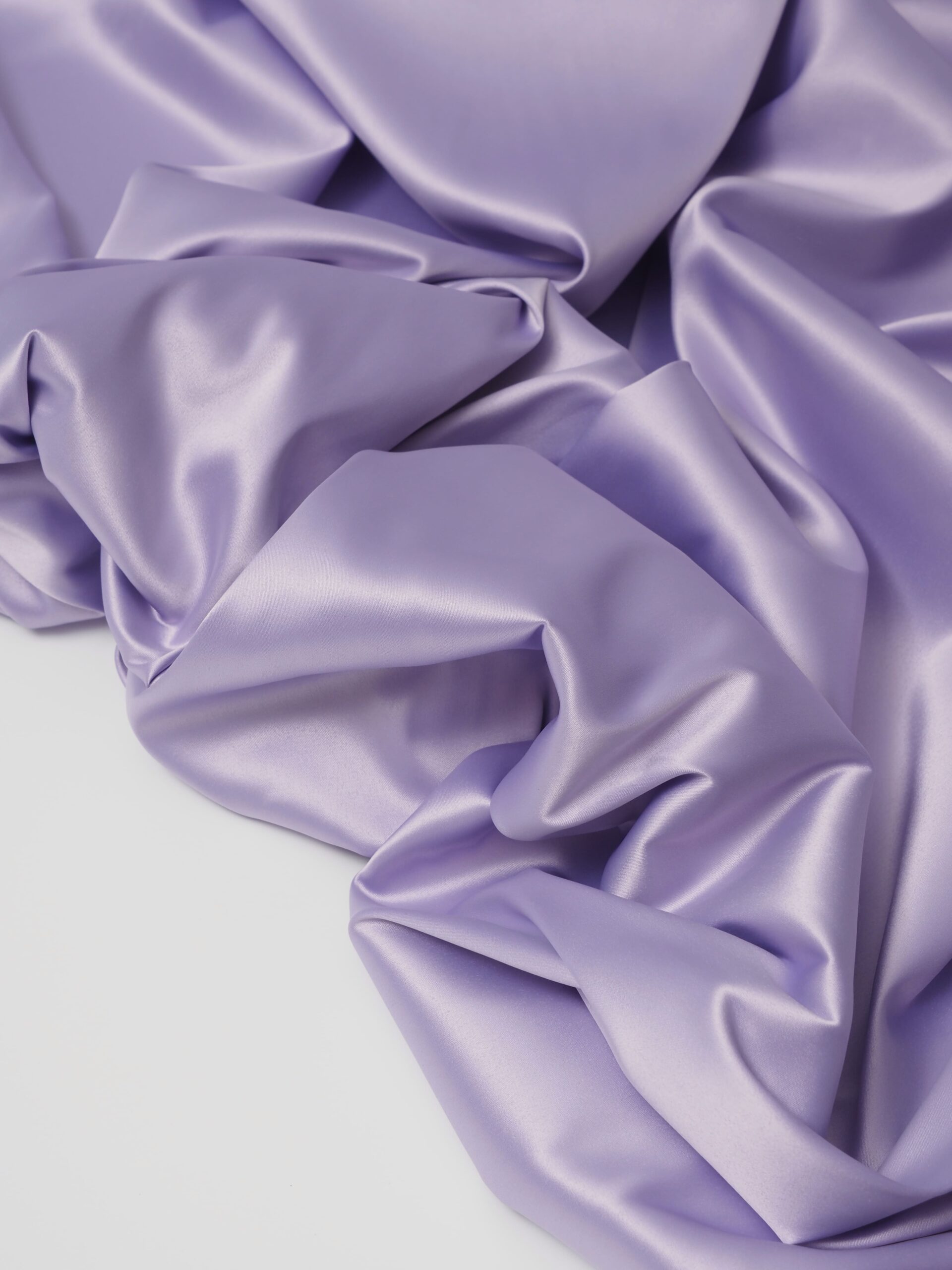 Атлас стрейч яркая лаванда глянцевый метражом