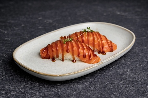 Суши с лососем (2 шт)