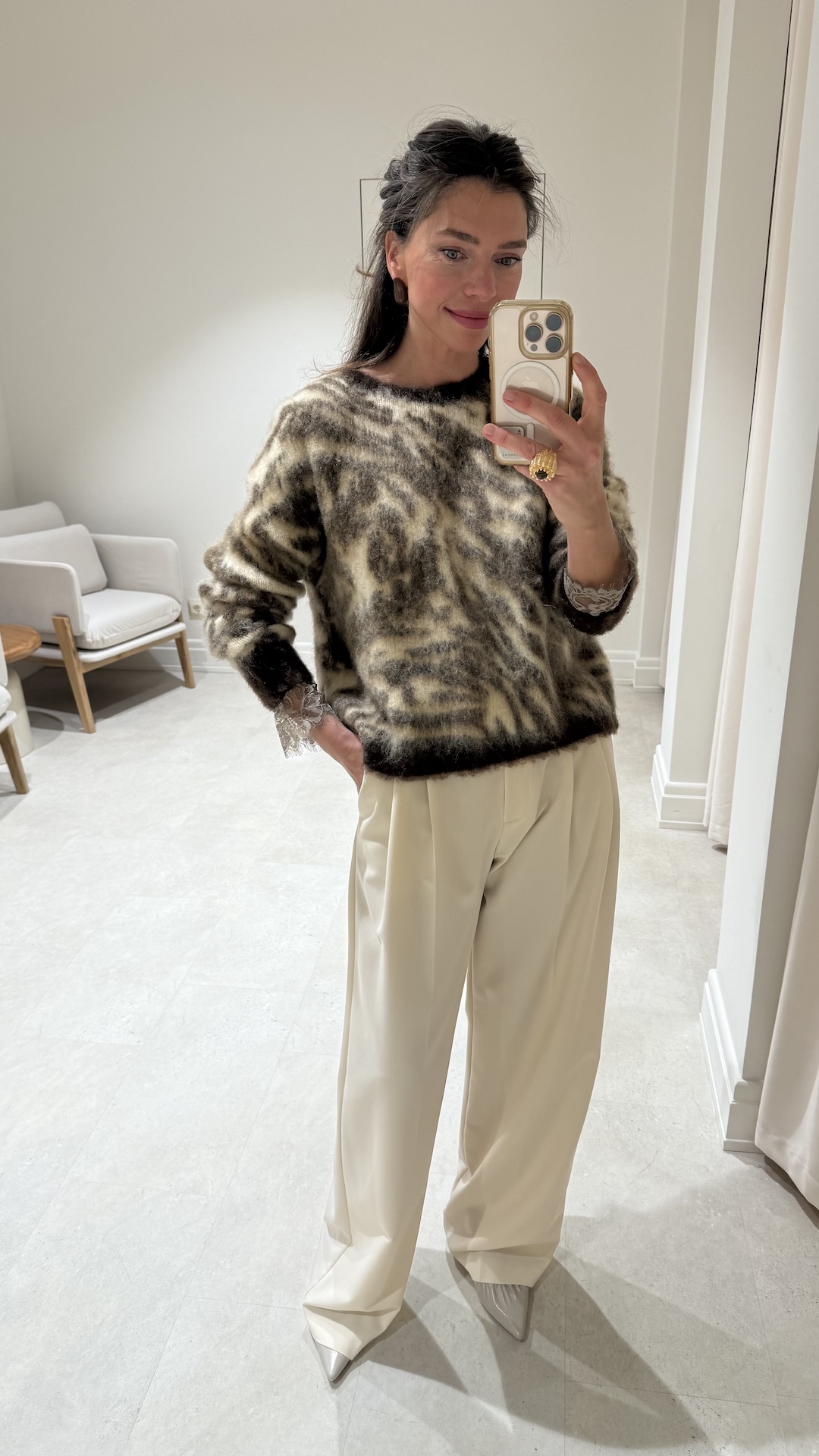 Пушистый свитер с анималистичным рисунком