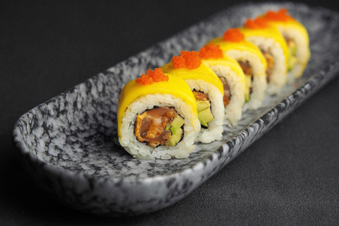 Ролл с манго и лососем