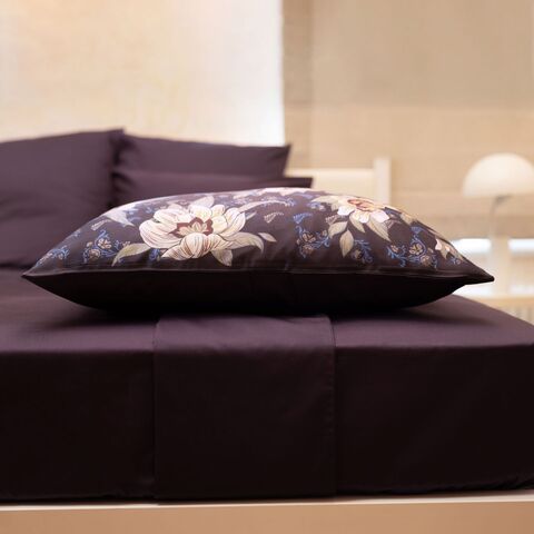 Наволочка 50x70 Mollen Лазоревый цветок ежевично-черная хлопковая