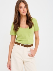 Футболка с глубоким круглым декольте