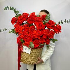 Большая корзина красных французских роз с эвкалиптом. Цветы в корзине 009 Chalet Green