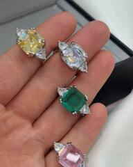 Кольцо с цветными кристаллами в огранке квадрат