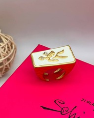 Кольцо печатка с белой эмалью в стиле Schiaparelli