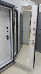 Входная металлическая дверь с зеркалом Лабиринт Пиано зеркало Панорама Белый софт