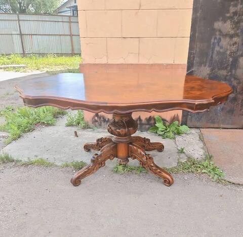 Старинный обеденный стол