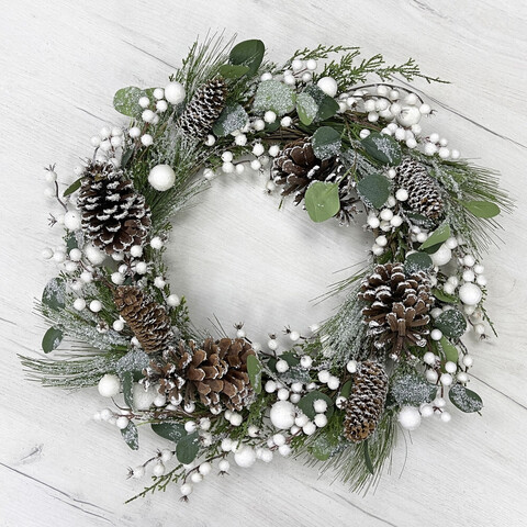 Венок еловый 55см ChristmasDeLuxe с белыми ягодами и шишками заснеженный