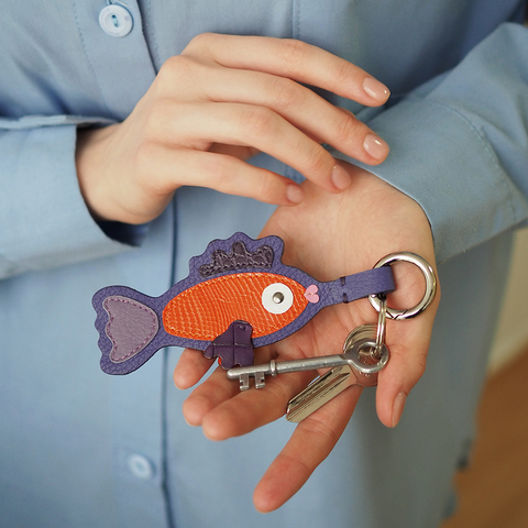 Брелок Poisson из кожи теленка цвета сирень