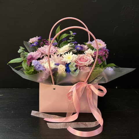 Сумочка с лилией, хризантемой, астрами и синей розой