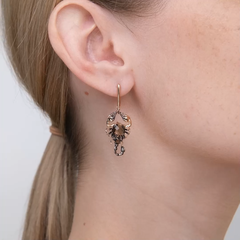 Серьги «Скорпионы» с английским замком из золота c кварцем дымчатым