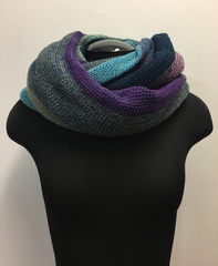 Стильный и уютный полосатый шарф-снуд на два оборота.