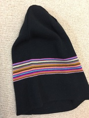 Зимняя двухслойная удлиненная шапочка бини c полосками. Толстая полоска из мелких разноцветных на черном фоне.