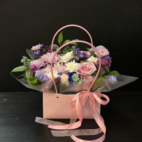 Сумочка с лилией, хризантемой, астрами и синей розой