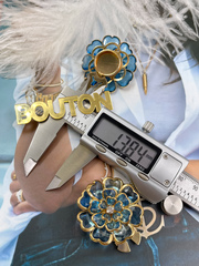 Накладка на пуговицу в виде голубого цветка